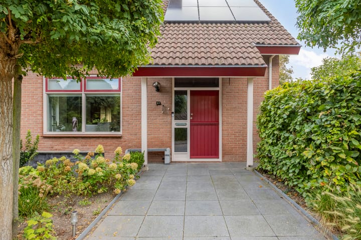 Photo 11 of Bisschopstraat 37