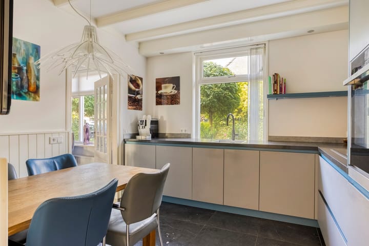 Photo 18 of Bisschopstraat 37