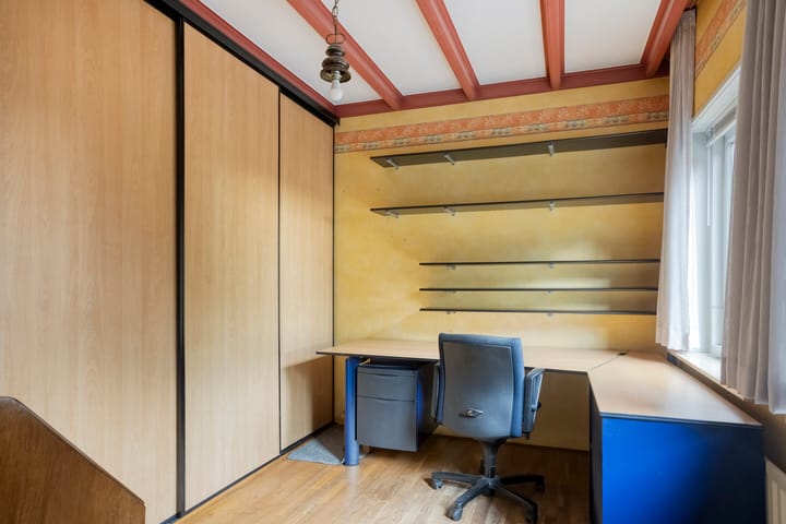 Photo 16 of Bisschopstraat 37