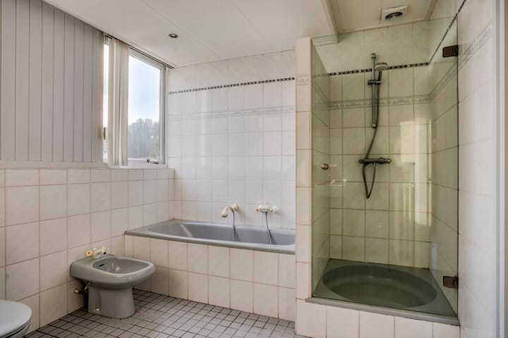 Photo 24 of Bisschopstraat 37