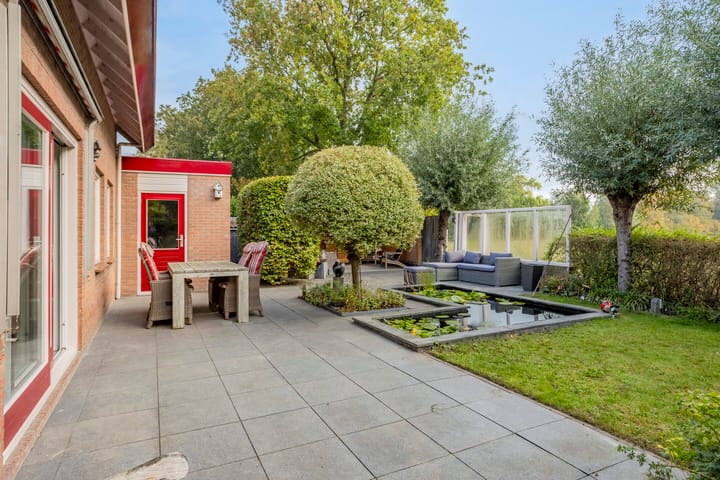 Photo 36 of Bisschopstraat 37