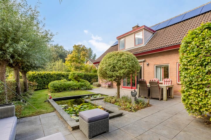 Photo 40 of Bisschopstraat 37