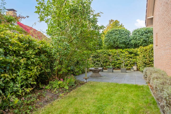 Photo 42 of Bisschopstraat 37