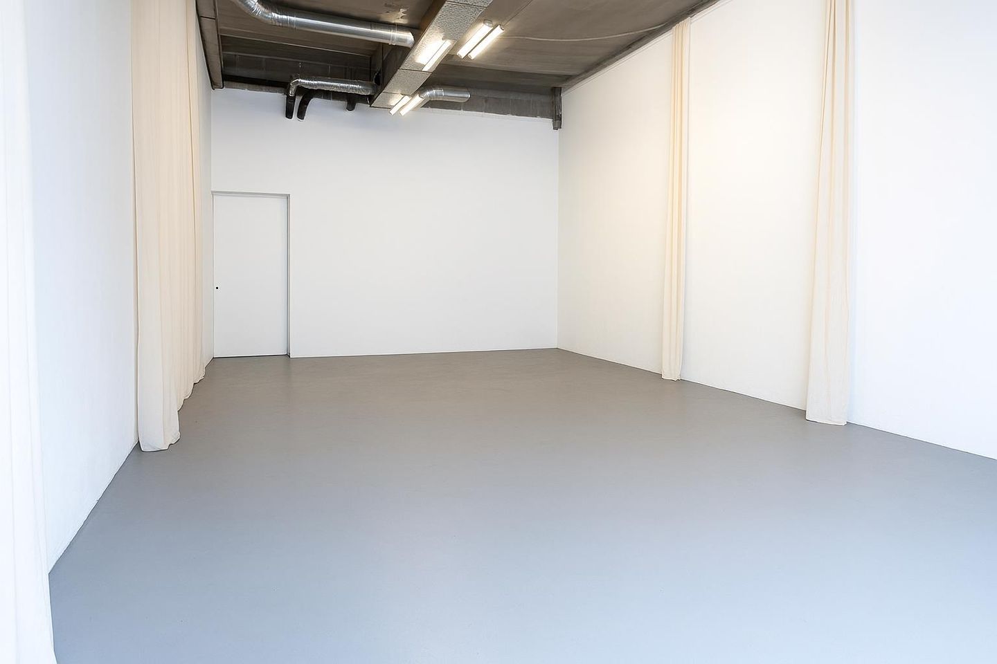 View photo 3 of Oostenburgermiddenstraat 140