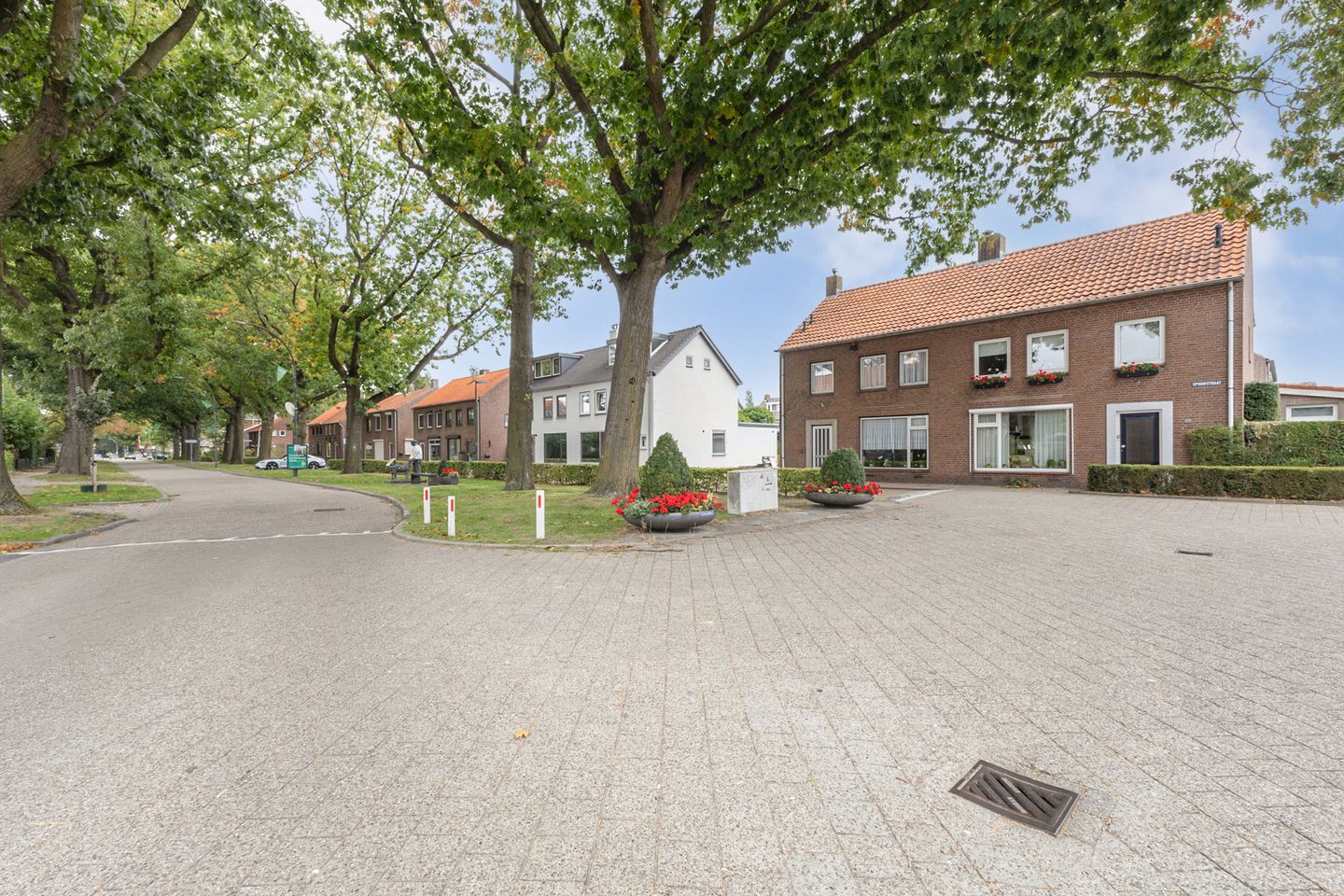 Photo 40 of Spoorstraat 47