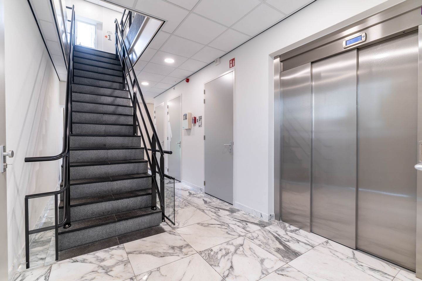 View photo 3 of Laan van Vredenoord 15