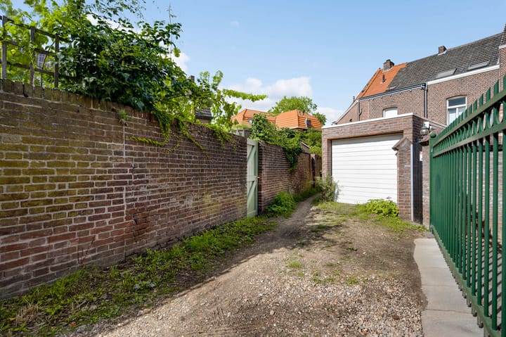 Photo 15 of Dokter Leursstraat 19