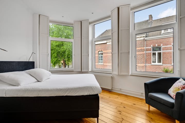 Photo 17 of Dokter Leursstraat 19