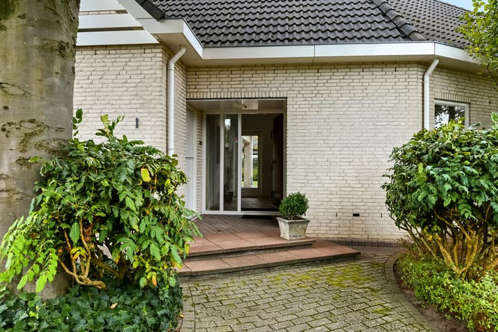 Foto 15 van Marga Klompélaan 1