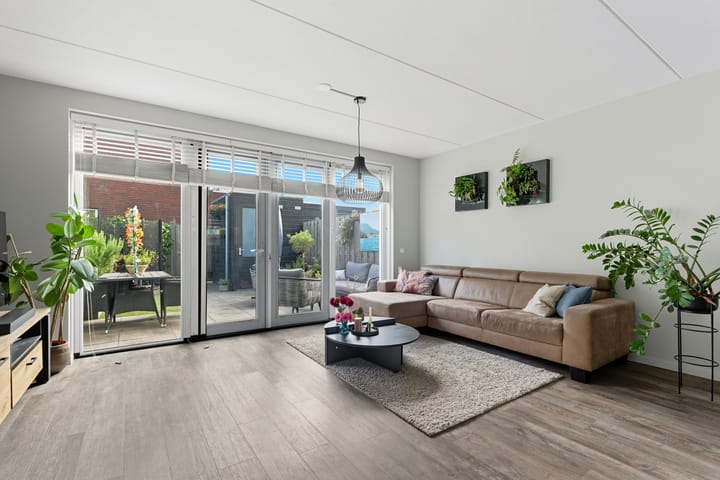 Photo 4 of Van Riebeekstraat 37