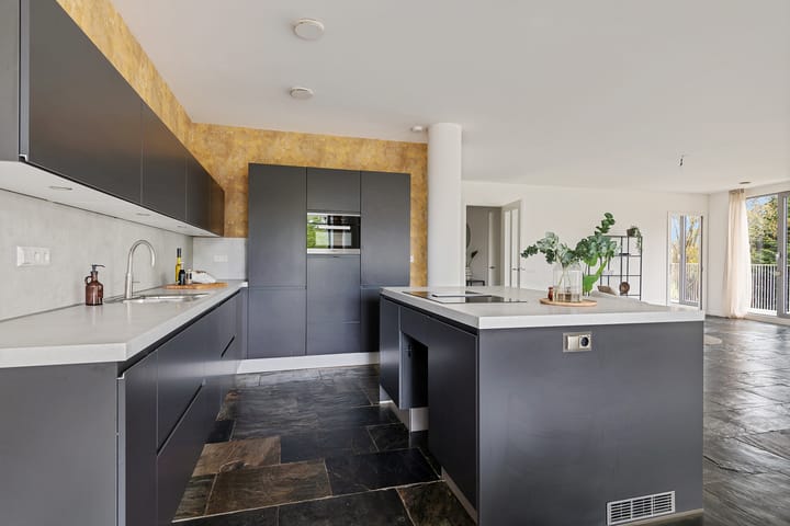 Photo 10 of Koninginneweg 17-A