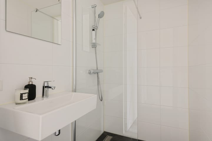 Photo 28 of Koninginneweg 17-A