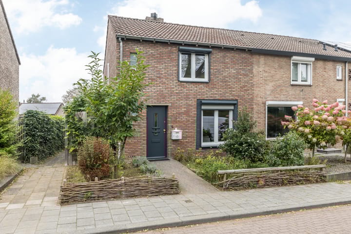 Photo 1 of Honingboomstraat 6