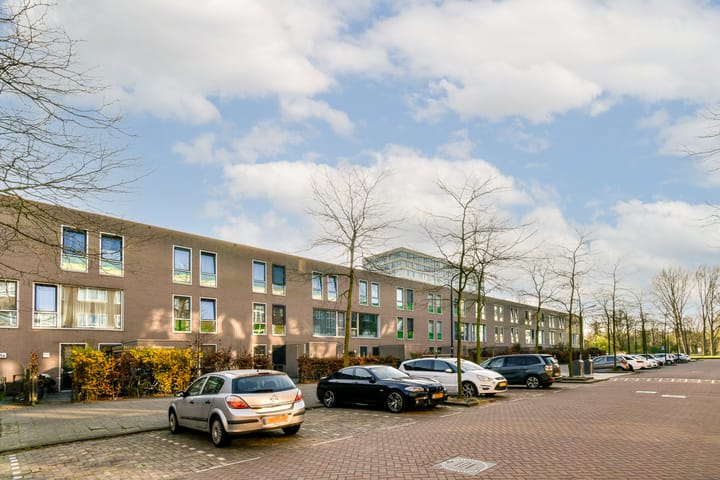 Foto 2 van Bart Poesiatstraat 23