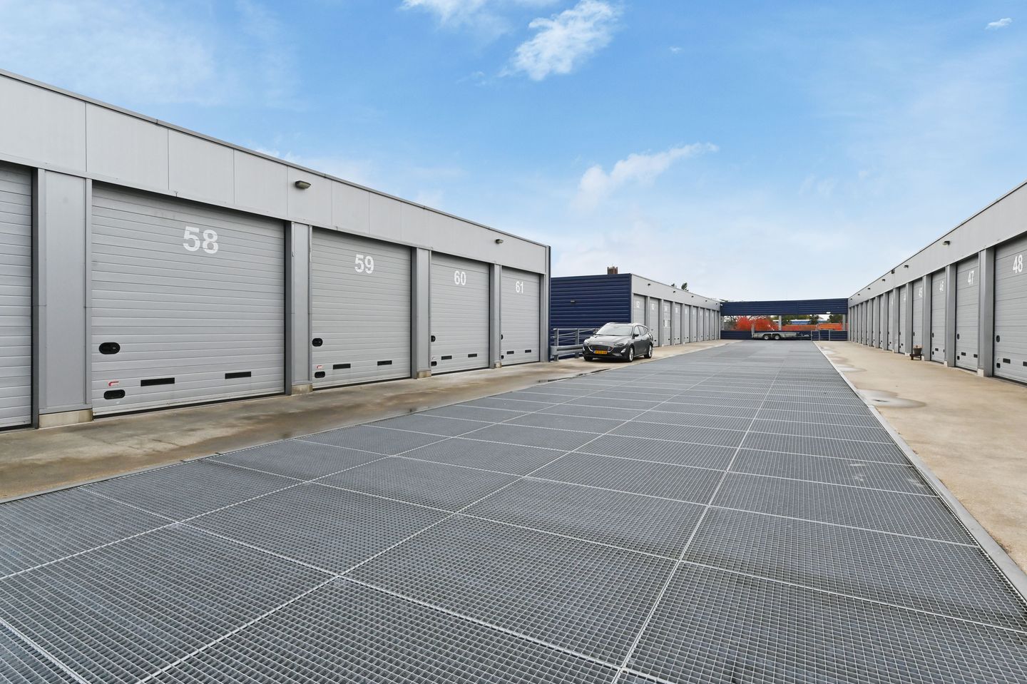 View photo 1 of Honderdland 328