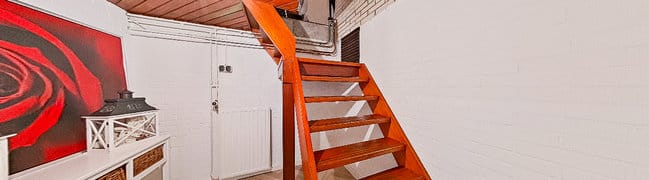 Toegang souterrain uit woonkamer