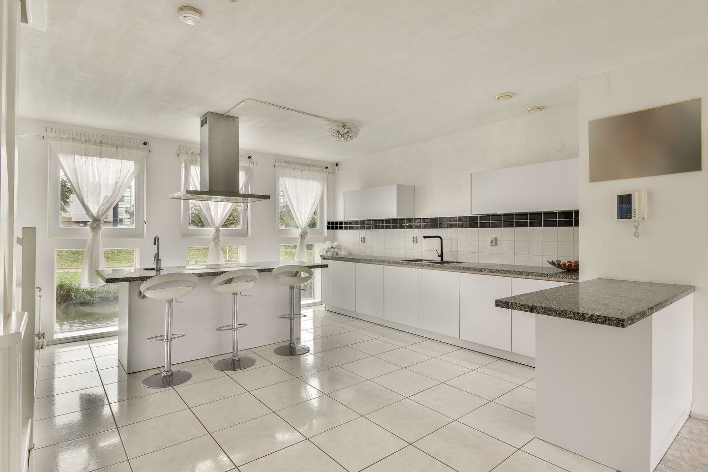 Foto 10 van Raoul Wallenberghofje 8