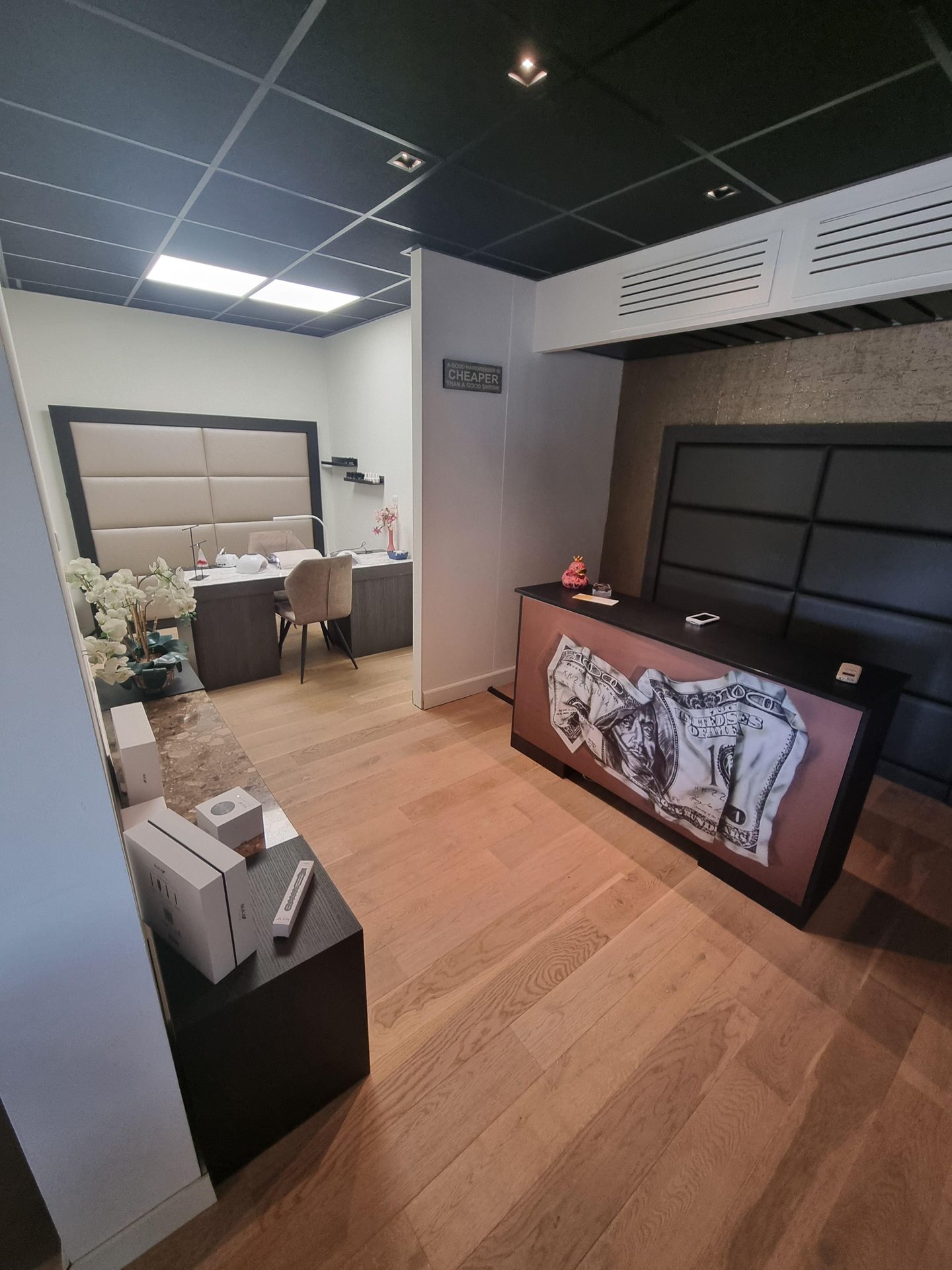 View photo 4 of Raadhuisstraat 19