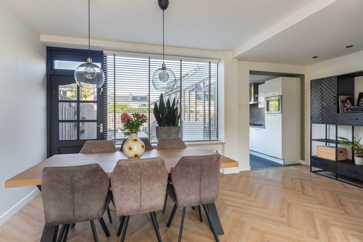 Photo 2 of Van der Helstplein 14