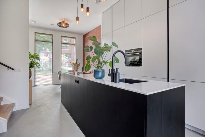 Photo 4 of Laurierplein 64