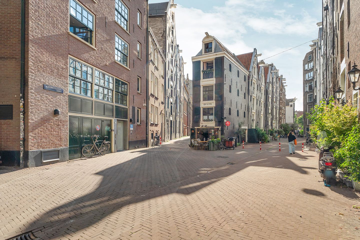 View photo 4 of Spuistraat 2