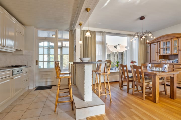 Photo 11 of Irenestraat 1