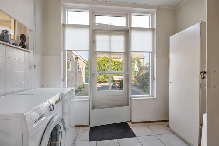 Photo 12 of Irenestraat 1