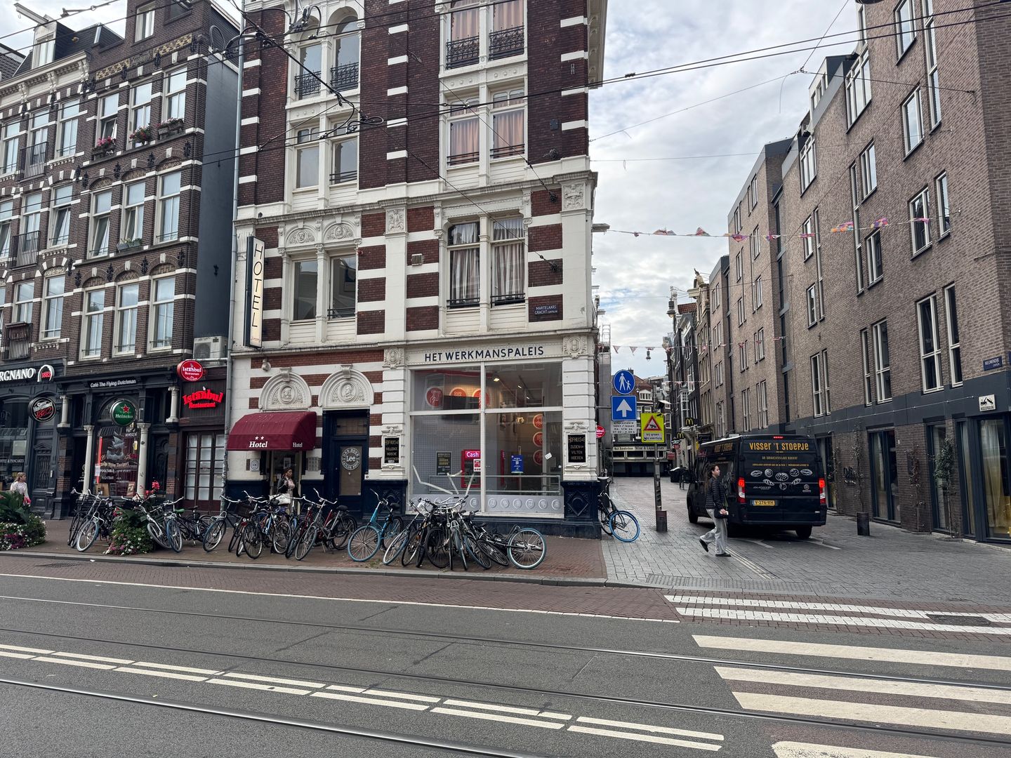 View photo 1 of Nieuwendijk 47