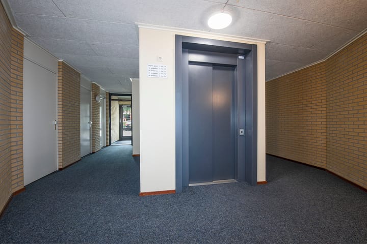 Photo 23 of Hunzestraat 1-A