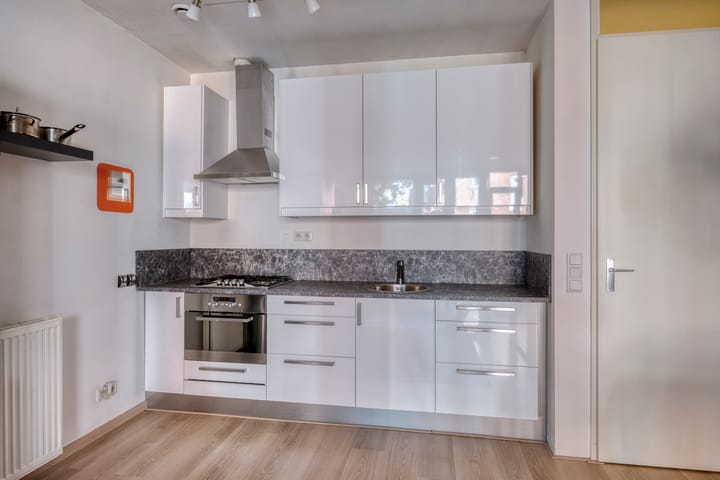 Photo 18 of Zwaanstraat 64