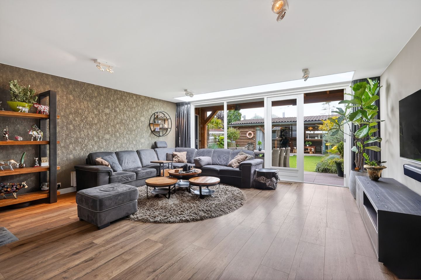 Photo 10 of Van Houtenstraat 43