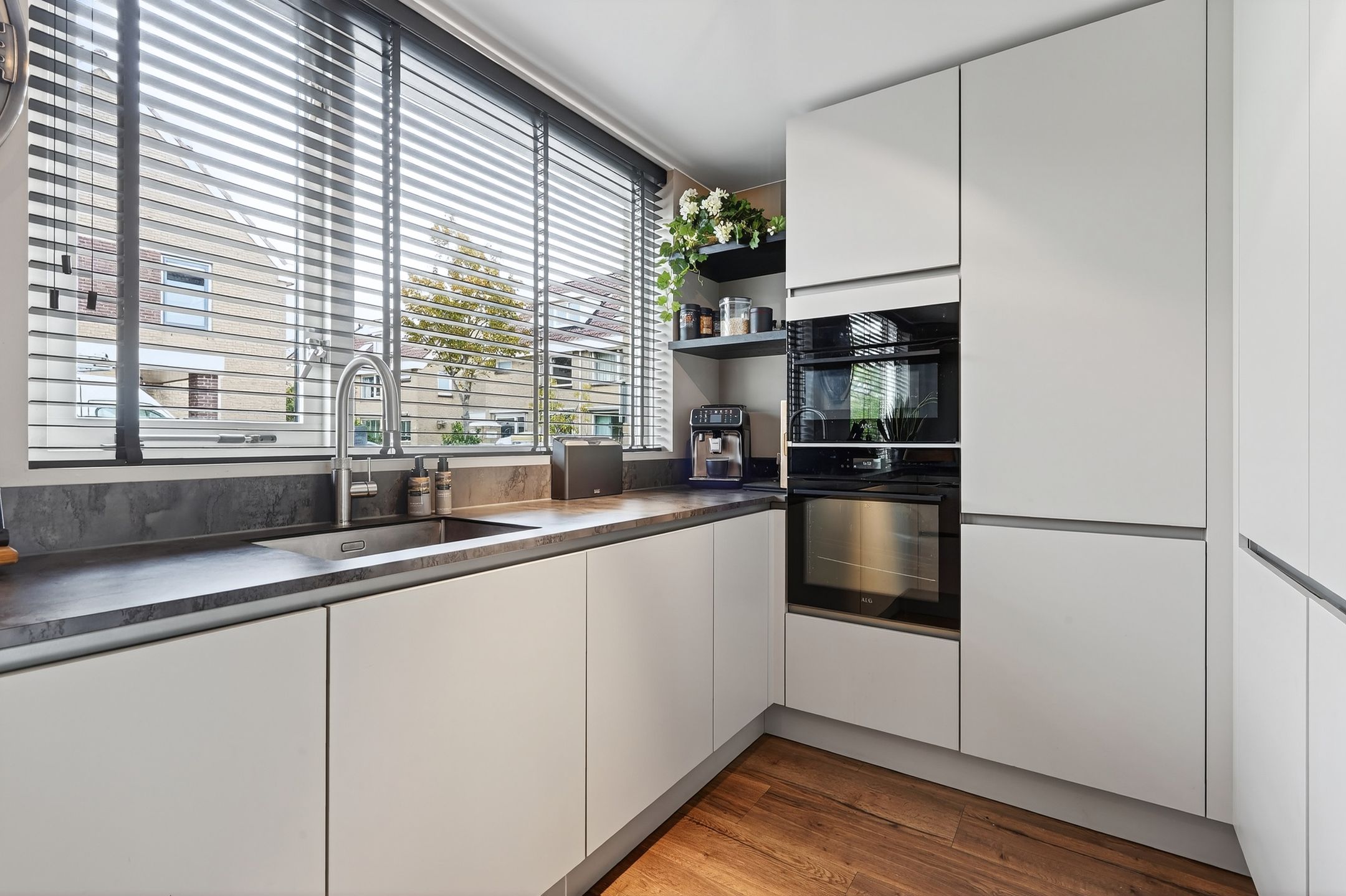 Photo 24 of Van Houtenstraat 43