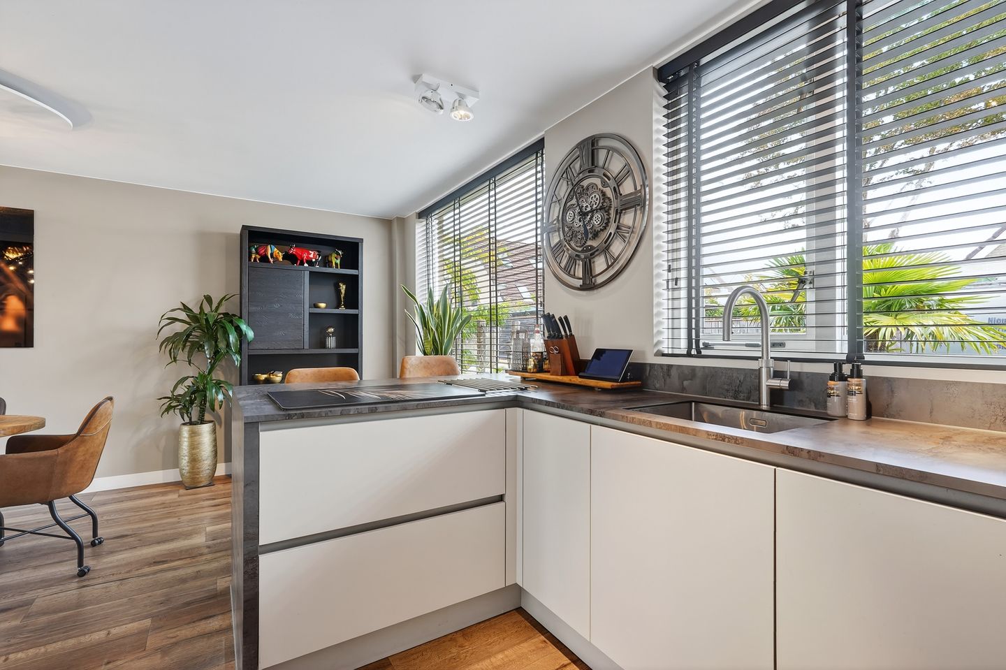 Photo 25 of Van Houtenstraat 43