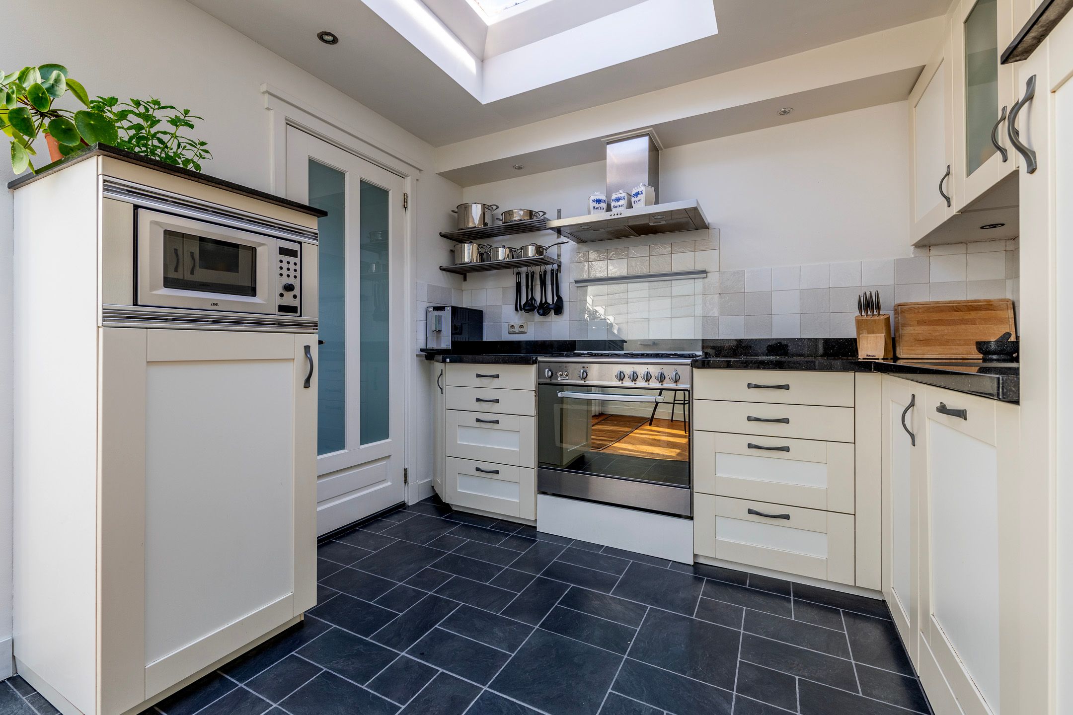 Photo 12 of Leliestraat 11