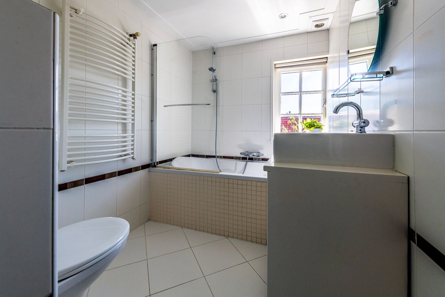 Photo 20 of Leliestraat 11