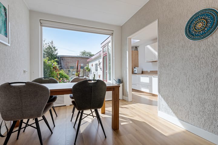 Photo 14 of Emmastraat 9