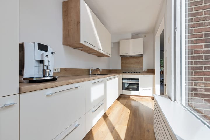 Photo 16 of Emmastraat 9