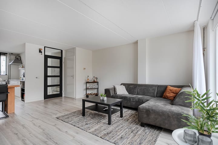 Foto 2 van Van Leeuwtemarke 14