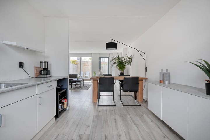 Foto 3 van Van Leeuwtemarke 14