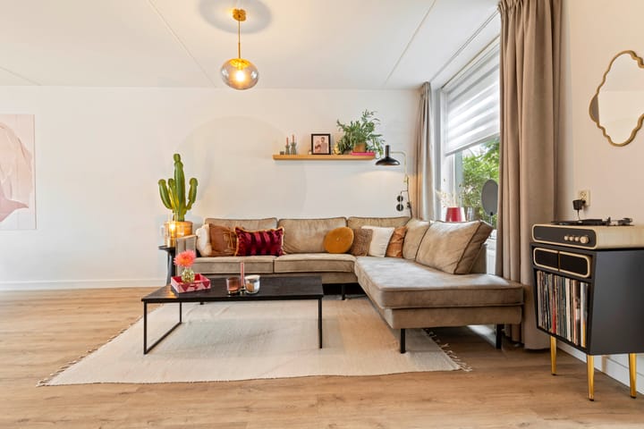 Photo 8 of Van Renessestraat 18