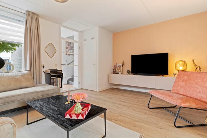 Photo 9 of Van Renessestraat 18