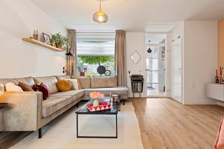 Photo 10 of Van Renessestraat 18