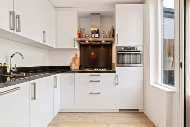 Photo 15 of Van Renessestraat 18