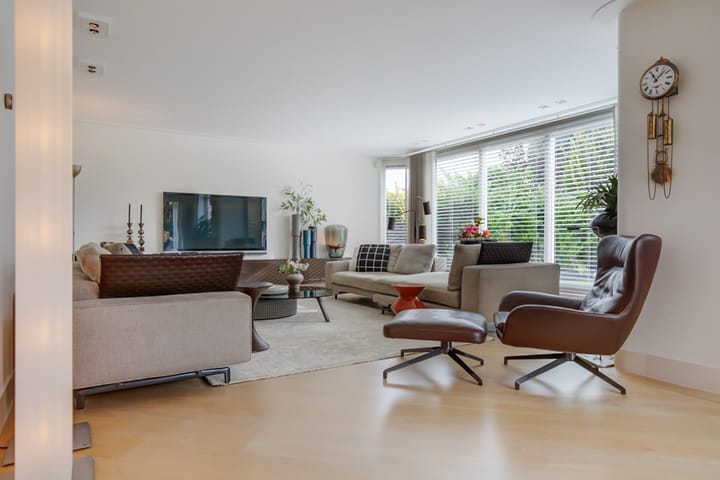 Foto 18 van Anton Deenplein 17