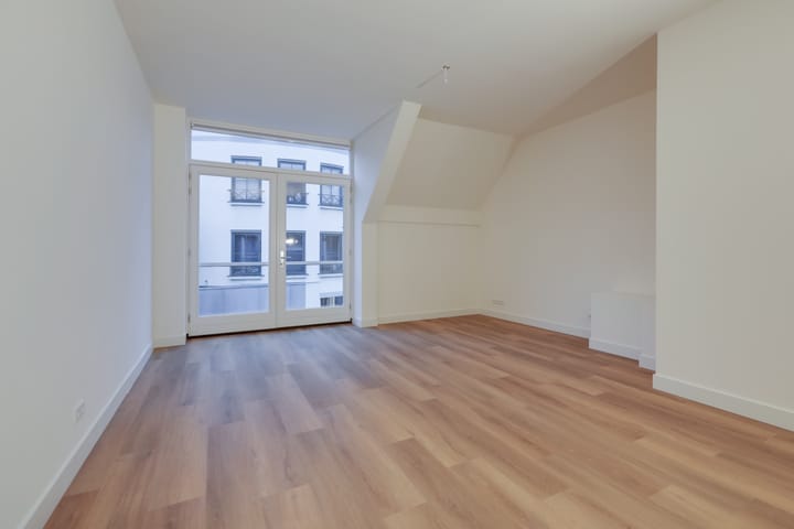 Photo 3 of Burgemeester van Nispenstraat 5-A04