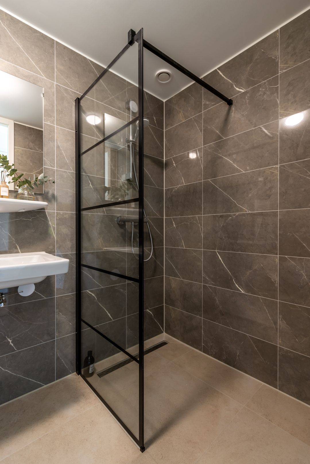 Foto 55 van Frame Building