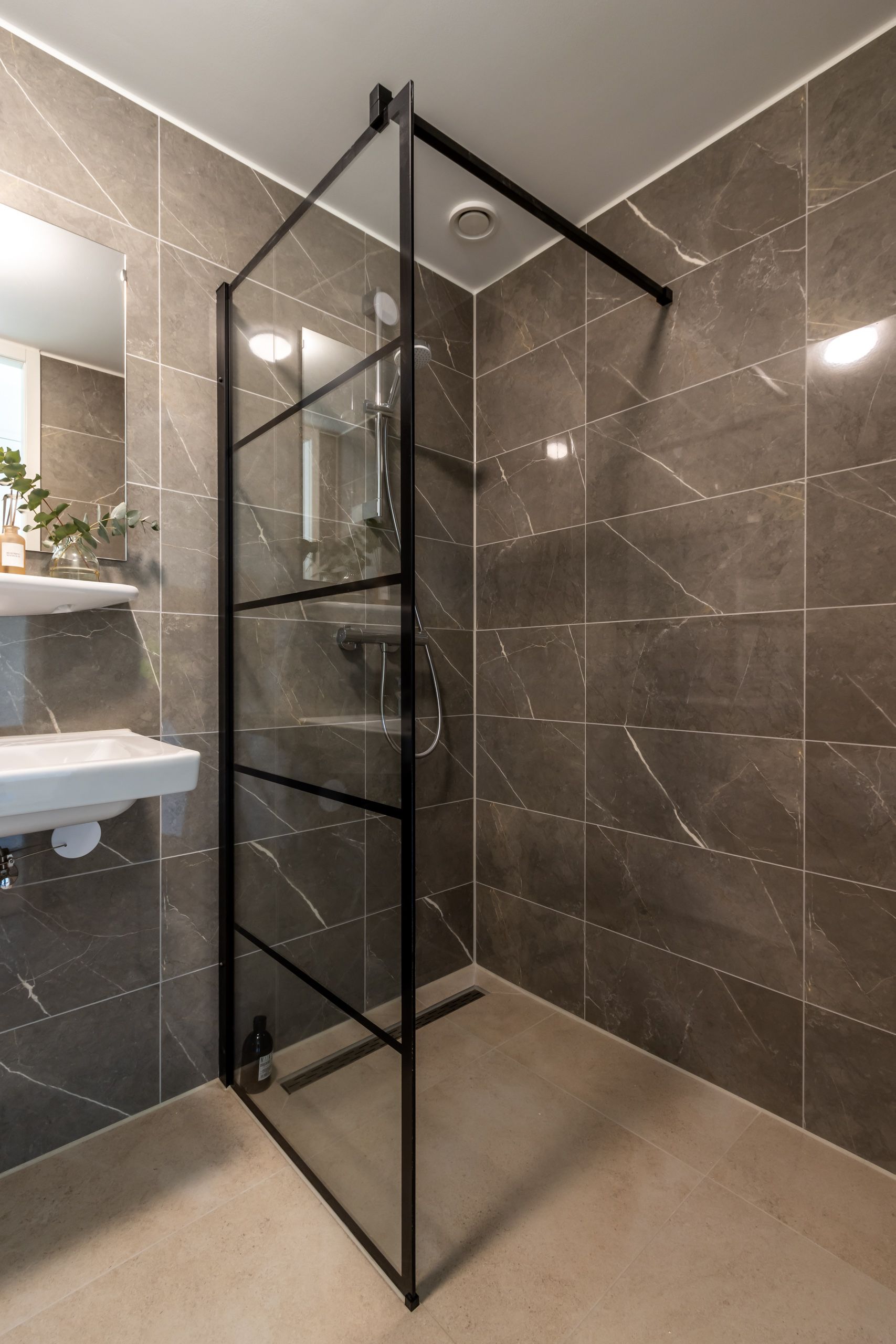 Foto 55 van Frame Building