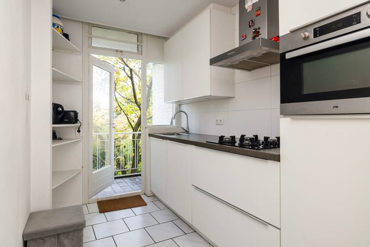 Photo 11 of Alphons Diepenbrockstraat 5-C