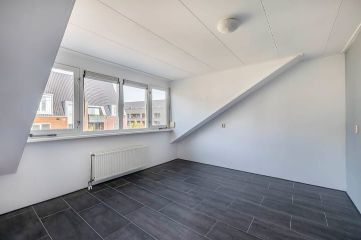 Photo 11 of Meidoornstraat 15