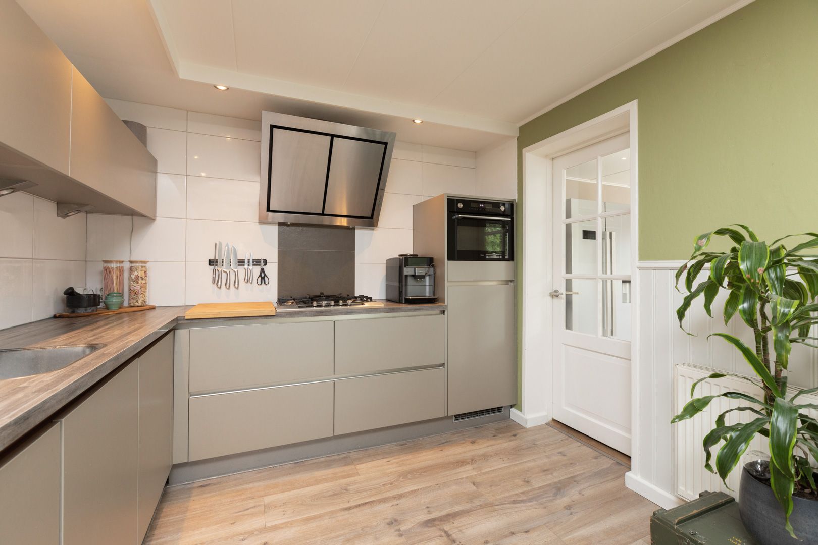 Foto 9 van Scherwolderhemstraat 50